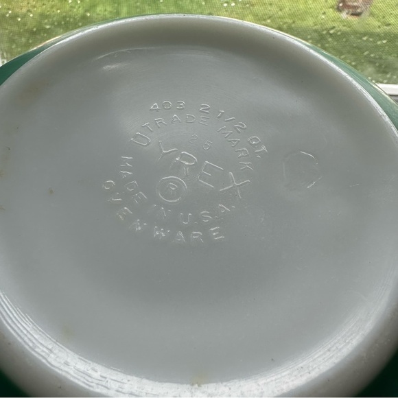 Pyrex Vintage 403 2.5 Quart Mixing Bowl Green - Picture 3 of 5